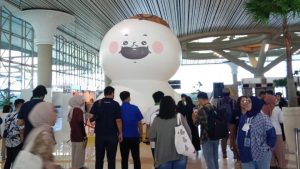 Sambut Libur Nataru, Bandara YIA Yogyakarta Kenalkan Ikon Baru Boneka Bulat Hai Dudu