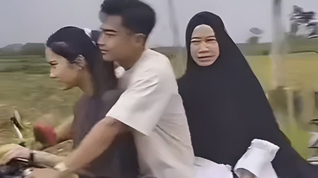Pratama Arhan Terciduk Bonceng Istri lalu Mertua pada Atas Honda Scoopy Tanpa Helm pada Jalan, Netizen Salfok dengan Hijab